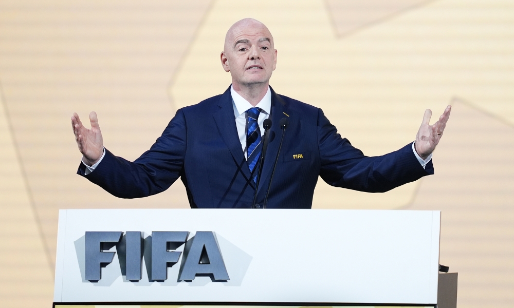 1xbet入口：荷兰球星站在球场玩杂技引发愤怒，巴西一场决赛制造4红牌13黄牌.